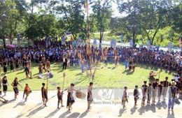 Gần 1.000 học sinh tham gia Liên hoan cồng chiêng, múa xoang và thi trang phục dân tộc 